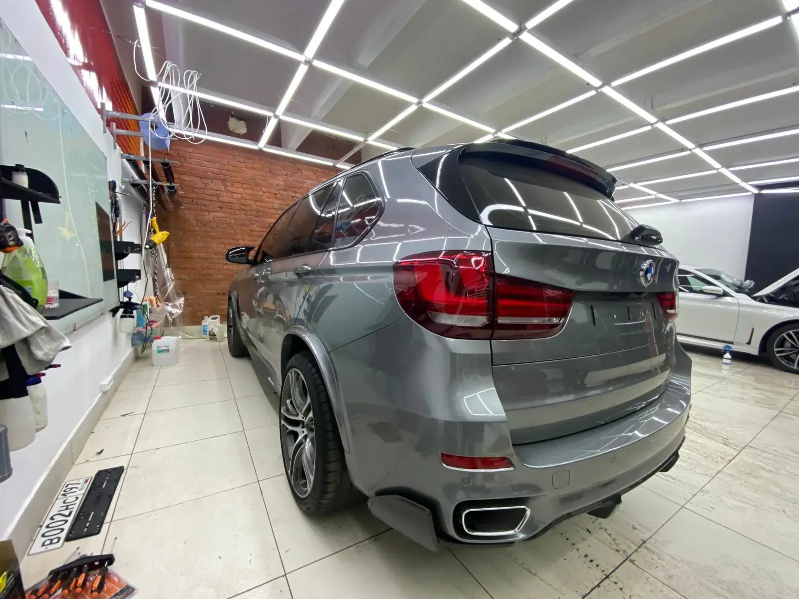 Готовый результат — BMW X5 с установленной откидной рамкой